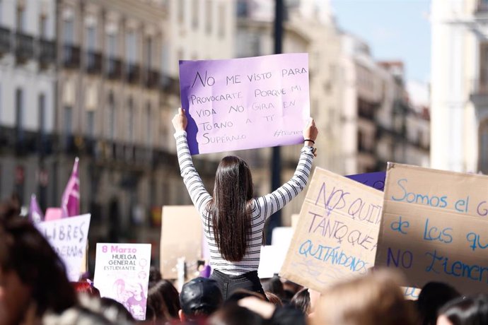 Archivo - Una pancarta en una manifestación del 8M en Madrid, en 2019.