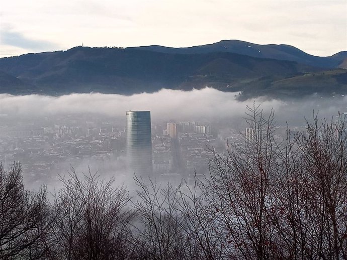 Nubes bajas sobre Bilbao.