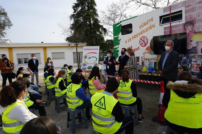 El delegado de Empleo, Formación, Trabajo Autónomo, Transformación Económica, Industria, Conocimiento y Universidades, Ángel Herrador, y la delegada de Educación y Deporte, Inmaculada Troncoso.