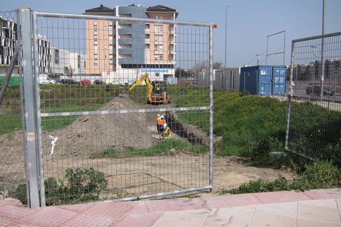 Operarios en el solar donde se construirá el Conservatorio Superior de Música.