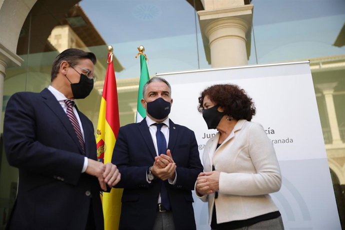 El consejero de la Presidencia, Administración Pública e Interior, Elías Bendodo (c), junto al alcalde de Granada, Luis Salvador, y la rectora, Pilar Aranda