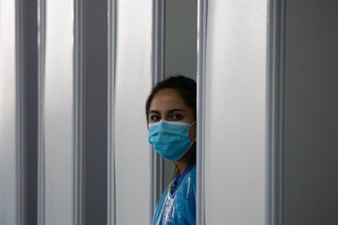 Una trabajadora sanitaria en Santiago de Chile.