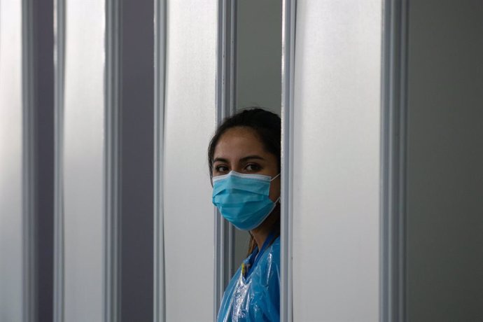 Una trabajadora sanitaria en Santiago de Chile.