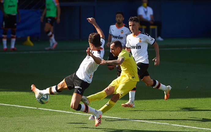 Archivo - Paco Alcacer dispara a puerta ante Gabriel Paulista y Hugo Guillamón en el Villarreal-Valencia de LaLiga Santander 2020-2021