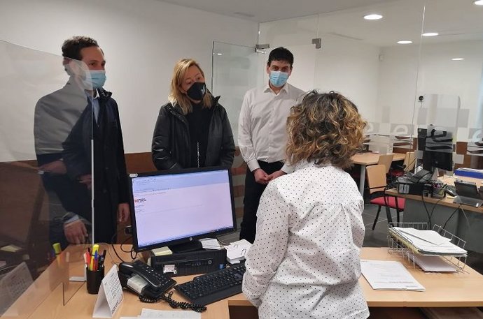 La consejera de Economía, Planificación y Empleo, Marta Gastón, visita la nueva oficina del INAEM en Monzón