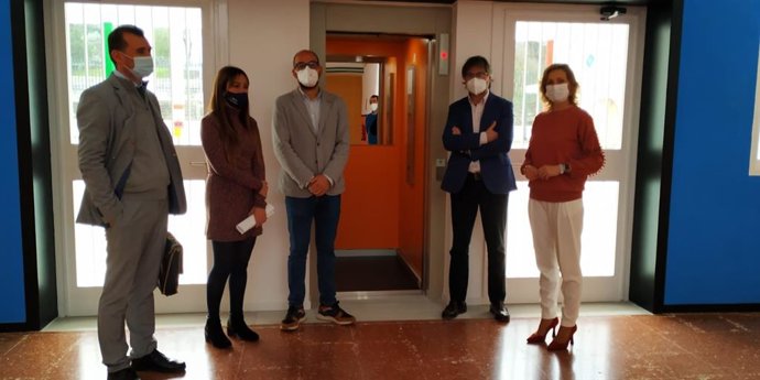 La delegada de Educación y Deporte, Inmaculada Troncoso (dcha.), visita el CEIP Virgen del Castillo de Carcabuey.