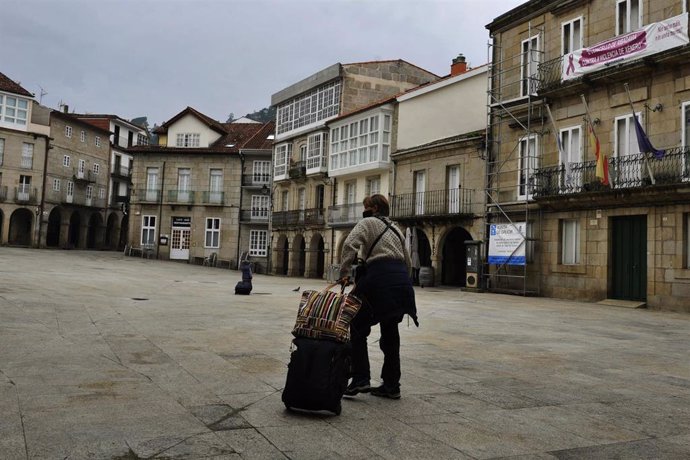 Archivo - Una persona camina por una de las calles de Ribadavia el día de la entrada en vigor de nuevas medidas y del cierre perimetral del municipio debido a la crisis del Covid-19, en Ribadavia, Ourense, Galicia, (España), a 14 de noviembre de 2020. E