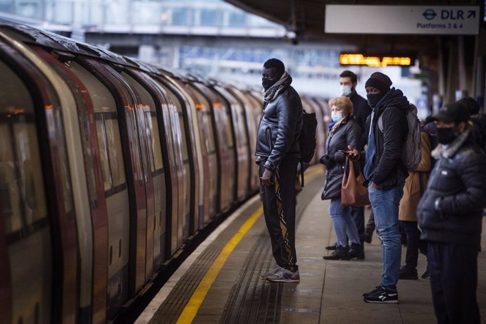 Archivo - 12 January 2021, England, London: Commuters getting on a Jubilee Line Underground train at Canning Town station during the morning rush hour, as the country's third national lockdown to curb the spread of coronavirus (COVID-19) continues. Phot