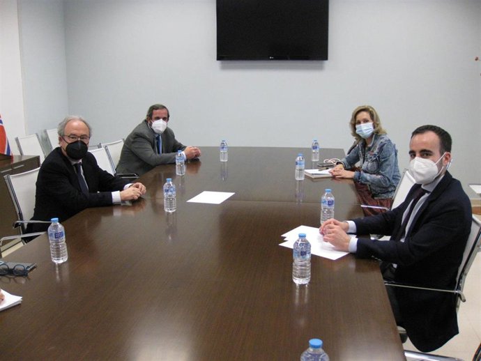 El delegado de Empleo, Formación, Trabajo Autónomo, Transformación Económica, Industria, Conocimiento y Universidades, Ángel Herrador, y la delegada de Educación y Deporte, Inmaculada Troncoso, en la reunión con CECO.