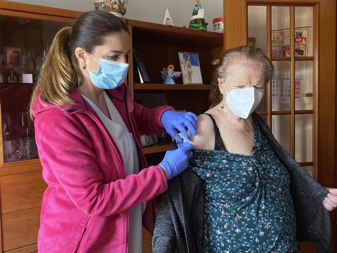 Vicenta, de 197 años, recibe la vacuna en su casa