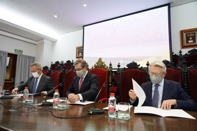El Colegio de Abogados de Granada y la Real Academia de Jurisprudencia y Legislación firman un manifiesto del Puerto de Motril por la conexión ferroviaria