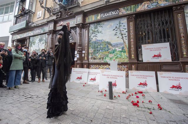 Una bailaora durante una concentración convocada por la asociación nacional de tablaos flamencos frente al Tablao Flamenco Villa Rosa en protesta por el cierre del mismo, en Madrid, (España), a 4 de marzo de 2021.
