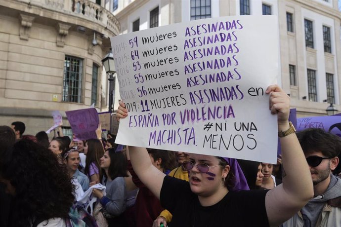 Archivo - Mujeres con lemas feministas en una manifestación en Palma.