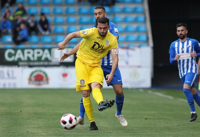 Archivo - Joya, del Navalcarnero, en un partido de playoff de Segunda B ante la Ponferradina