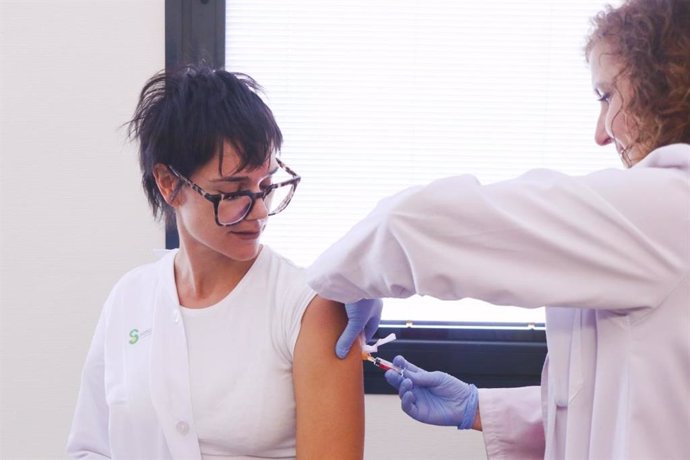 Archivo - Más de 308.000 personas ya han recibido la vacuna de la gripe en Castilla-La Mancha