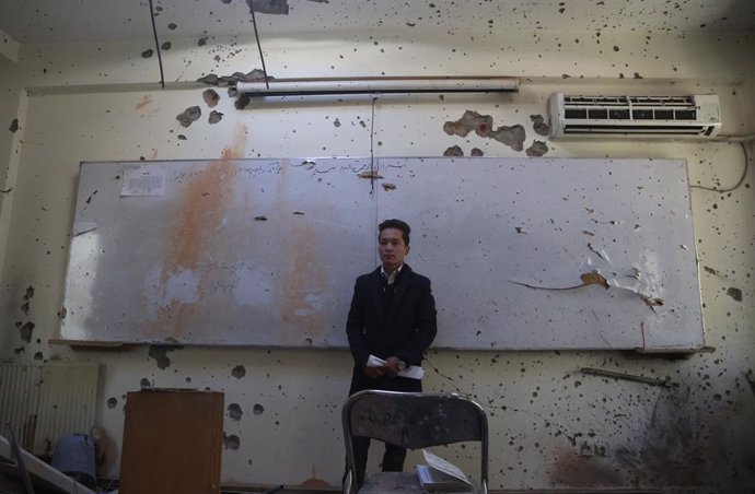 Archivo - Ibrahim Erjadi, un estudiante que sobrevivió al ataque a la Universidad de Kabul en una clase destrozada pocos días después del atentado.