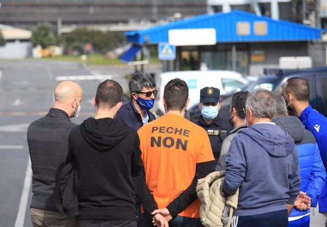 Varios agentes con trabajadores en las inmediaciones de la fábrica de Alu Ibérica en A Coruña, Galicia (España)