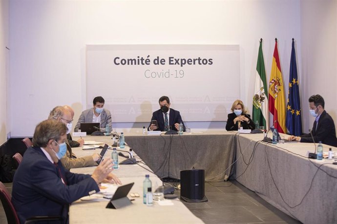 El presidente de la Junta, Juanma Moreno (c), durante  la reunión del Consejo Asesor de Alertas de Salud Pública de Alto Impacto (Comité de Expertos Covid-19). En el Palacio de San Telmo, Sevilla (Andalucía, España),  a 03 de marzo de 2021.