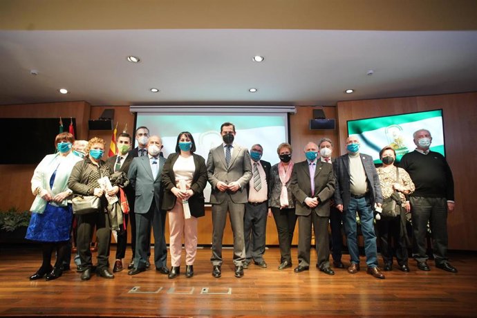 Juanma Moreno, este jueves en Barcelona con representantes de las Casas de Andalucía en Cataluña, para celebrar el 28F