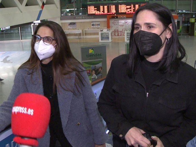 Rosa López y Nuria Fergó en la estación del ave de Madrid