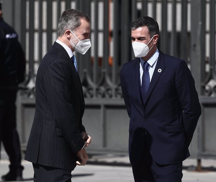 El presidente del Gobierno, Pedro Sánchez y el Rey Felipe VI a su llegada al acto con motivo del 40 aniversario del 23 de febrero de 1981 celebrado en el Salón de Pasos Perdidos del Congreso de los Diputados, en Madrid, (España), a 23 de febrero de 2021