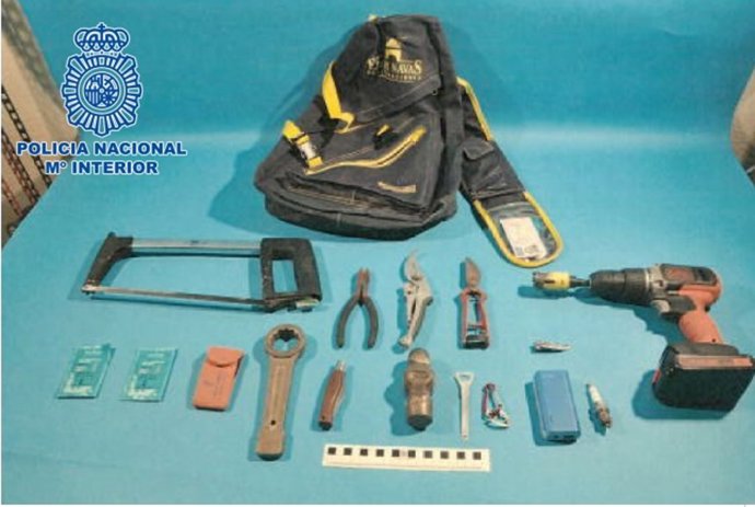 La Policía Nacional detiene a dos jóvenes por robar bombonas de butano y sacos de "pellet" y carbón en tres gasolineras de Puertollano