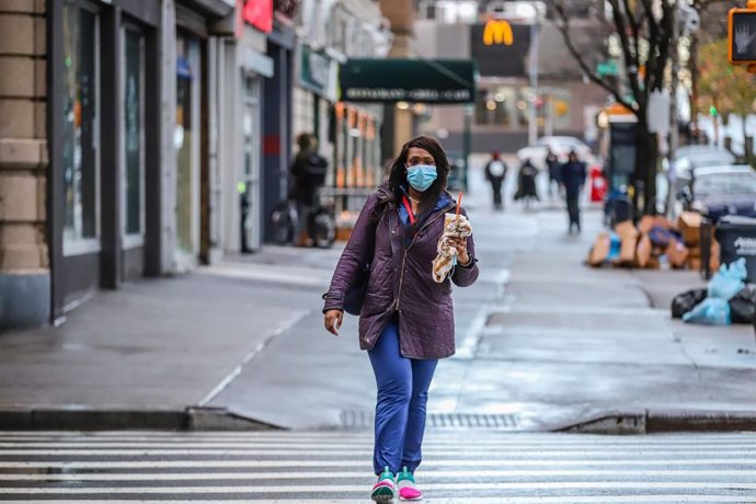 Archivo - Una mujer con mascarilla en Nueva York (EEUU) durante la pandemia de coronavirus