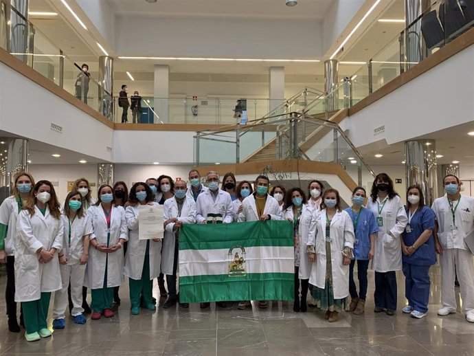 El Hospital Virgen de la Victoria dedica su Bandera de Andalucía a los pacientes Covid que no han superado la enfermedad y a sus familias
