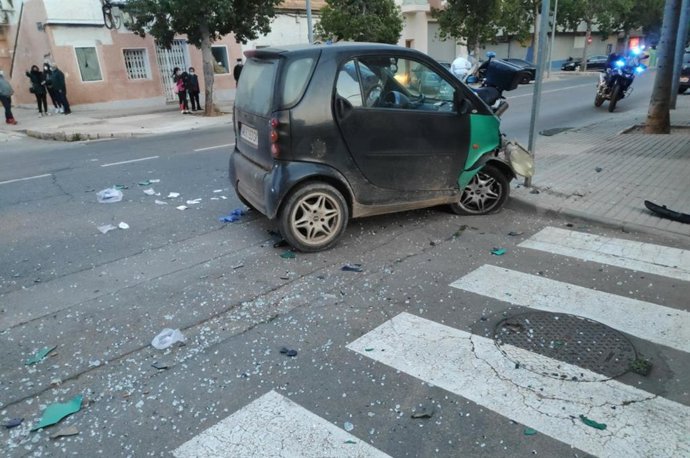 Imágenes del vehiculo accidentado tras sufrir su conductor un infarto