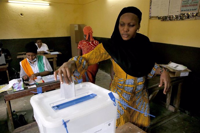 Archivo - Una mujer vota en las elecciones en Costa de Marfil