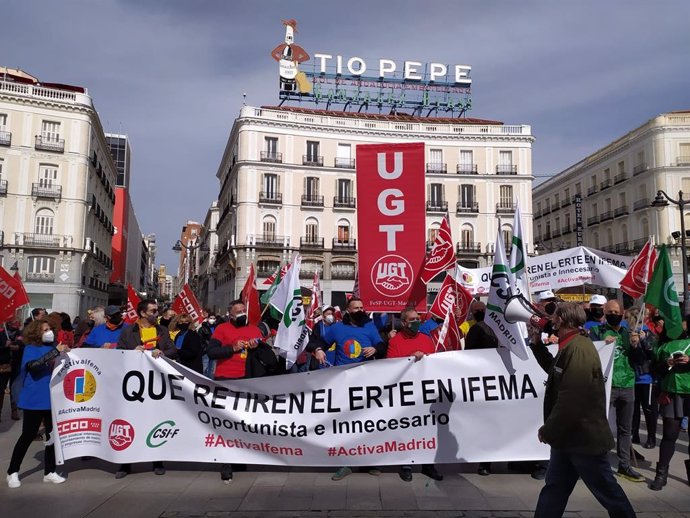 Trabajadores de Ifema protestan contra el ERTE en la Puerta del Sol.