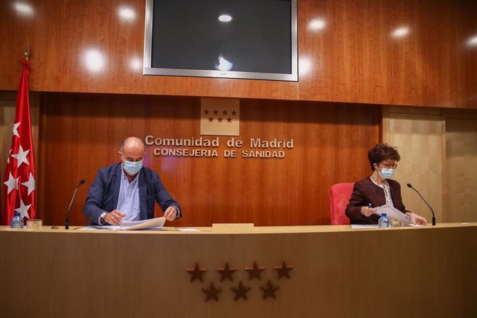 La directora general de Salud Pública, Elena Andradas, y el viceconsejero de Salud Pública y Plan COVID-19 de la Comunidad de Madrid