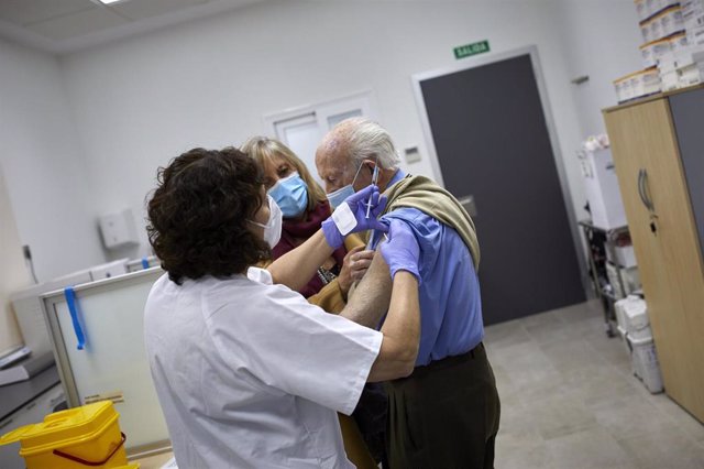 Un octogenario es vacunado con la primera dosis de la vacuna de Pfizer en el Centro de Salud Andrés Mellado