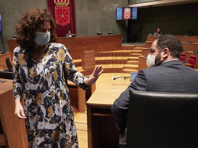Archivo - La parlamentaria de Navarra Suma Marta Álvarez, pasa junto al portavoz del PSN, Ramón Alzórriz, en el Parlamento de Navarra.