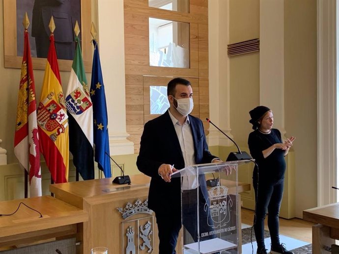 El alcalde de Cáceres, Luis Salaya, en una rueda de prensa este viernes en el Ayuntamiento cacereño