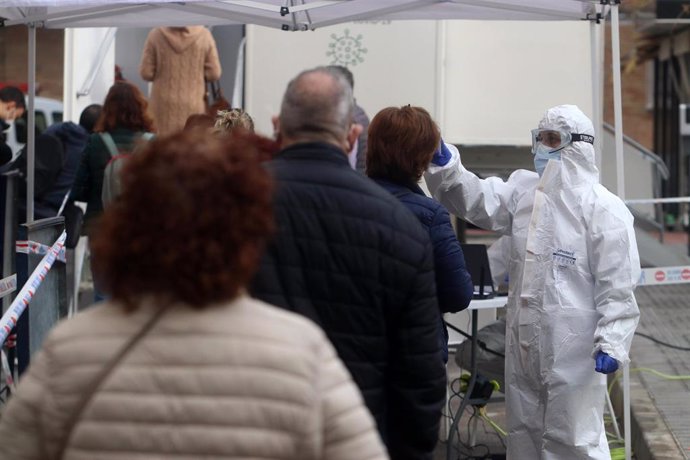 Sanitarios toman la temperatura a las personas citadas por Salud, antes de  hacerse los test rápidos de antígenos PCR, en un cribado masivo en la barriada malagueña de La Luz. Málaga a 04 de febrero del 2021