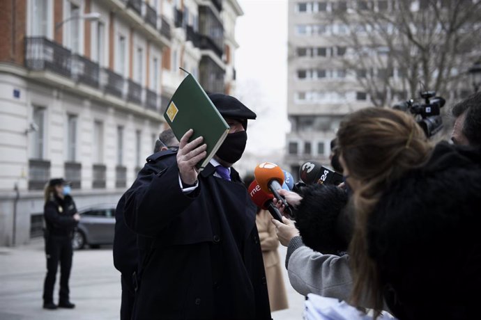 El comisario jubilado José Manuel Villarejo responde a los medios de comunicación a su salida de la Audiencia Nacional donde le han interrogado como investigado en dos piezas separadas del caso 'Tándem', en Madrid, (España), a 4 de marzo de 2021. La cit