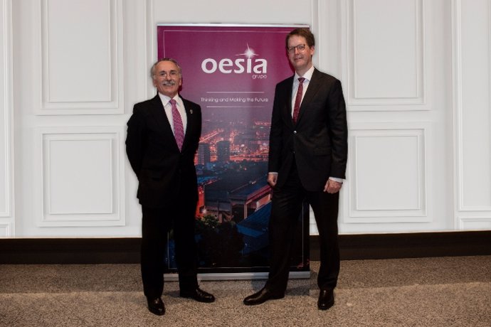 El presidente ejecutivo de Grupo Oesía, Luis Furnells, y el director general de IESE Business School, Franz Heukamp, durante la firma del acuerdo.