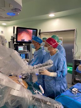 El Hospital Dr. Negrín (Gran Canaria) realiza la primera cirugía robótica para el tratamiento del cáncer de estómago