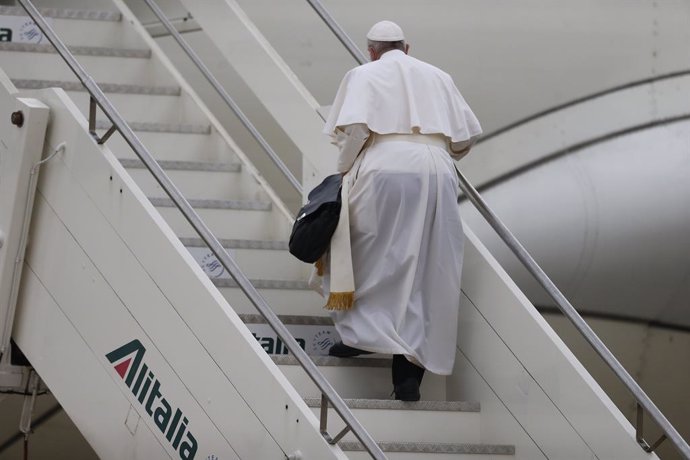 05 March 2021, Italy, Rome: Pope Francis boards the flight from Leonardo da Vinci International Airport on his way to Iraq. The Pope will visit Iraq for the first time from 05 to 08 March 2021. Photo: Cecilia Fabiano/LaPresse via ZUMA Press/dpa