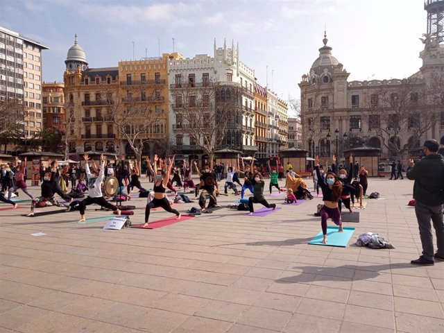 El sector del deporte de la Comunitat Valenciana ha protestado este viernes en la Plaza del Ayuntamiento de València con una exhibición de yoga y otras disciplinas para exigir la reapertura inmediata de todos los centros