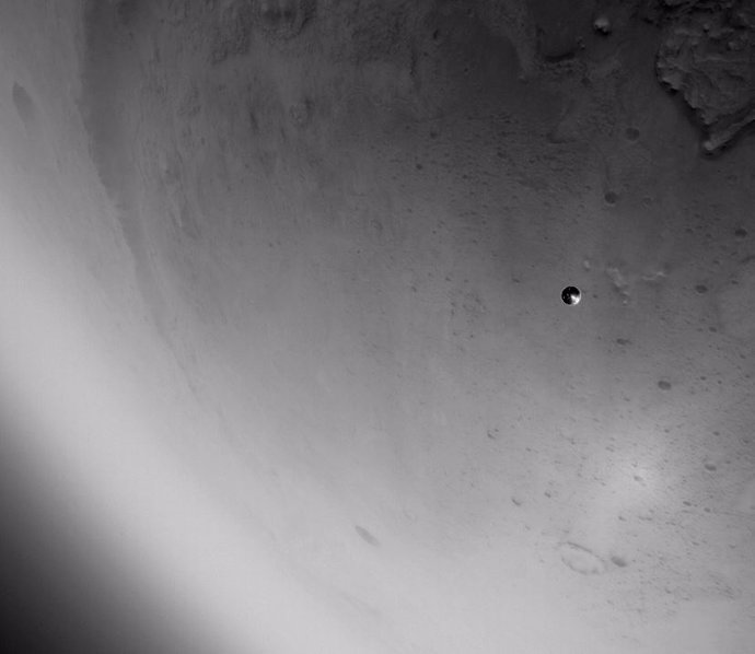 Una cámara del rover Perseverance capta el escudo térmico cayendo en Marte tras desprenderse la cápsula protectora de la misión