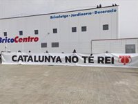 Cuelgan una pancarta frente la puerta de Seat de Martorell (Barcelona) contra la visita del Rey