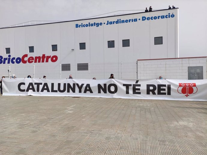 Cuelgan una pancarta frente la puerta de Seat de Martorell (Barcelona) contra la visita del Rey.