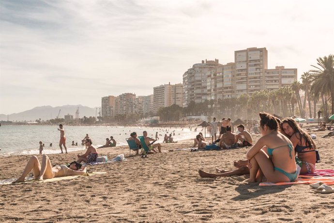 Archivo - Bañistas disfrutan en la playa de Málaga En Málaga, Andalucía, (España), a 7 de agosto de 2020.