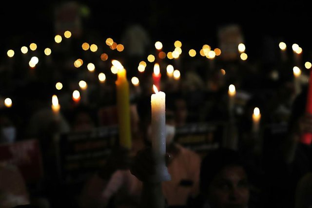 Archivo - Vigilia por las víctimas de la violencia sexual en India 