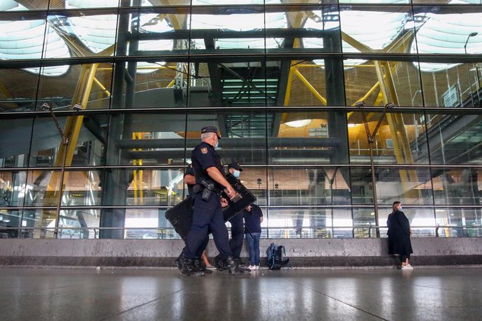 Archivo - Agentes de Policía Nacional vigilan la T4 del Aeropuerto Adolfo Suárez Madrid-Barajas, en Madrid (España), a 9 de octubre de 2020. El Ministerio del Interior ha comenzado a desplegar un amplio operativo de controles policiales en Madrid y el r