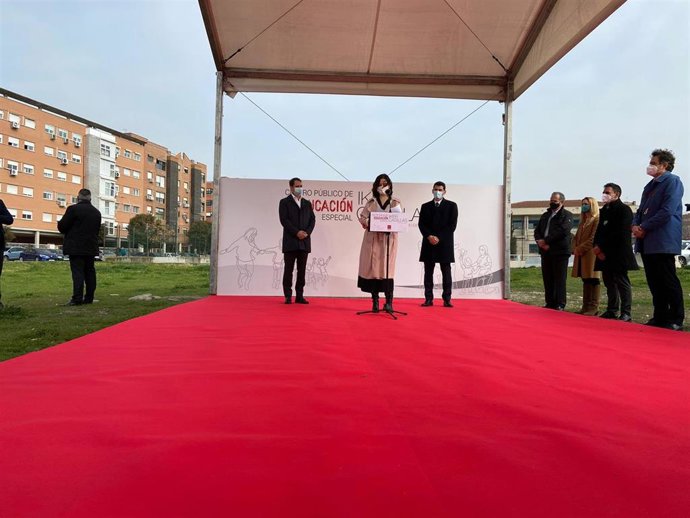 En Torrejón de Ardoz, la presidenta de la Comunidad de Madrid, Isabel Díaz Ayuso, junto con el exjugador de fútbol Iker Casillas, presenta el proyecto del nuevo centro público de Educación Especial en Torrejón de Ardoz