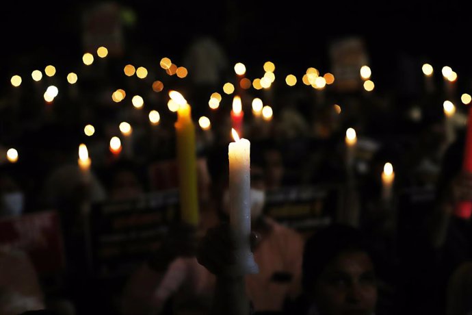 Archivo - 12 October 2020, India, Delhi: Candles are lit during a vigil by the Indian Youth Congress against the rape crimes, following the death of a 20-year-old woman after being allegedly gang-raped by plice officers in Hathras. Photo: Amarjeet Kumar