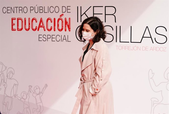 La presidenta de la Comunidad de Madrid, Isabel Díaz Ayuso, visita la parcela del futuro centro público de Educación Especial Iker Casillas en Torrejón de Ardoz.